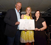 Moderatorin Kathi Wörndl (Mitte) ist neue Laureus-Botschafterin. Sie erhielt ihre Urkunde vom der deutschen Hockey-Legende Stefan Blöcher (l.) und Simone Moll, Geschäftsführerin der Laureus Sport for Good Stiftung Deutschland/Österreich